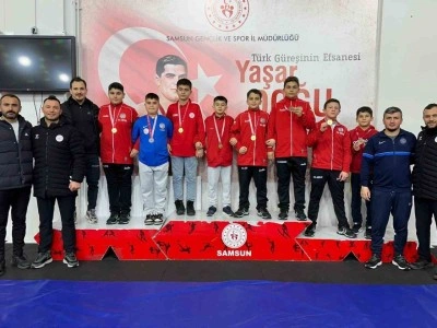 Kavaklı minik güreşçiler grekoromende ‘yıldız’ oldu