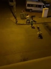 Kaldırım taşıyla kavga