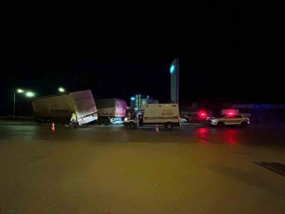Kavşakta çarpışan tırların sürücüleri yaralandı
