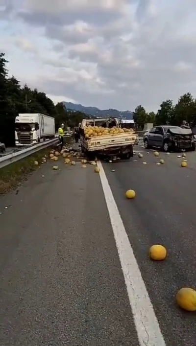 Kavun y&uuml;kl&uuml; kamyonet ile otomobil &ccedil;arpıştı: 3 yaralı