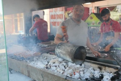 Kavurucu Sıcakta Bile Diyarbakırlılar bu lezzetten vazgeçmiyor