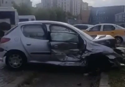 Kayapınar'da İki Otomobil &Ccedil;arpıştı: 3 Kişi Yaralandı