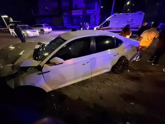 Kayapınar&rsquo;da İki Otomobil &Ccedil;arpıştı: 3 Kişi Yaralandı