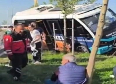 Kayapınar&rsquo;da Minib&uuml;s ile Otomobil &Ccedil;arpıştı: 5 Yaralı