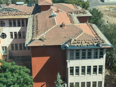 Kayapınar&rsquo;da okul &ccedil;atısında tehlikeli &ccedil;alışma