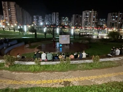 Kayapınar&rsquo;da Parkta Karaoke Etkinliği: Gen&ccedil;lerden Renkli Gece