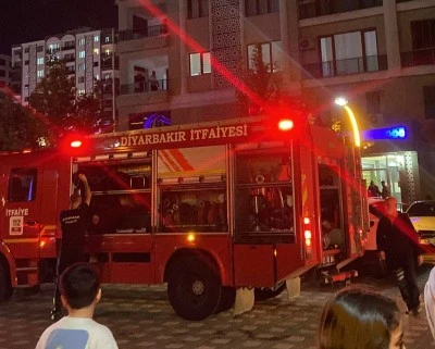 Kayapınar’da Site Yangını Korkuttu: Alevler Kontrol Altına Alındı