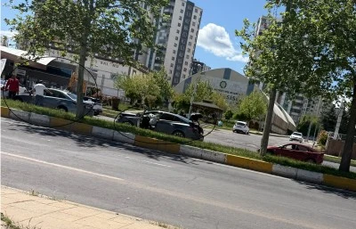 Kayapınar&rsquo;da Zincirleme Kaza: 3 Ara&ccedil; Birbirine Girdi