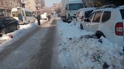 Kayapınar Huzurevleri Semti&rsquo;nde Kar &Ccedil;ilesi: Ara Sokaklar Ulaşıma Kapandı