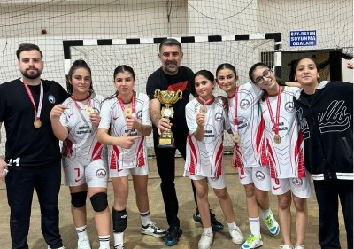 Kayapınar Şehit Şeyhmus Karakut Ortaokulu Hentbolda da Zirvede