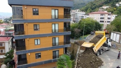 Kayma ve eğilme olan 5 katlı binada yıkım i&ccedil;in hazırlıklar başladı