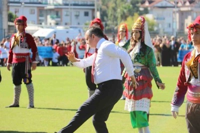 Kaymakam Akkaya&rsquo;nın zeybek g&ouml;sterisi b&uuml;y&uuml;k beğeni topladı