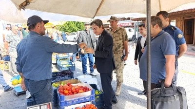Kaymakam Arıkan pazar yeri ve okulda incelemede bulundu