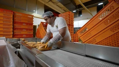 G&uuml;nde 100 bini aşan ekmek &uuml;retiyor