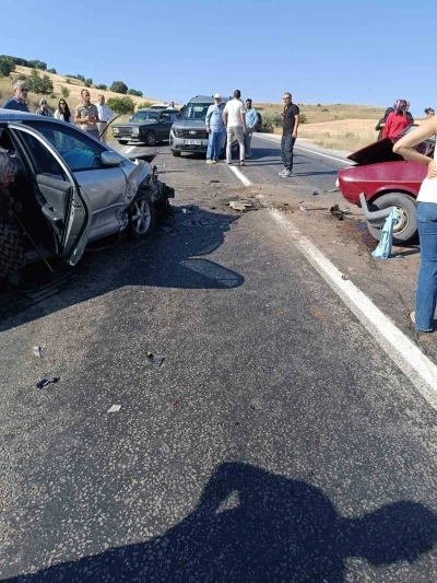 Kayseri&rsquo;de 2 otomobil &ccedil;arpıştı: 1 &ouml;l&uuml;, 6 yaralı
