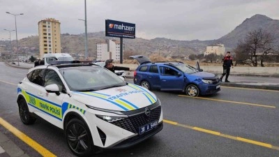 Kayseri&rsquo;de 3 polis aracına &ccedil;arparak ka&ccedil;an ş&uuml;pheli ara&ccedil; lastiklerine ateş edilerek yakalandı