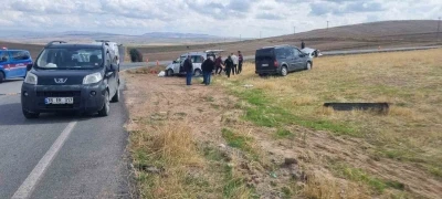 Hafif ticari ara&ccedil;la otomobil &ccedil;arpıştı: 1 &ouml;l&uuml;, 3 yaralı