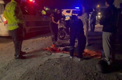 Kaza yapan motosikletin sürücüsü 50 metre sürüklendi