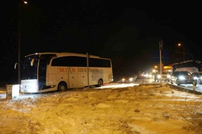 Kaza yapan otomobilin parçalarını toplarken otobüs çarptı