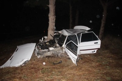 Kazada ağaca çarpan otomobil hurdaya döndü: 2 yaralı