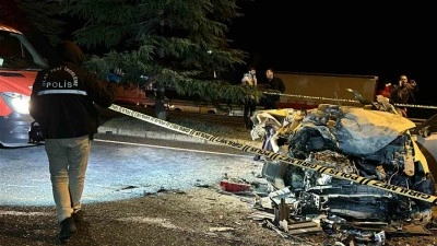 Kazada hurdaya dönen otomobilin sürücüsü hayatını kaybetti