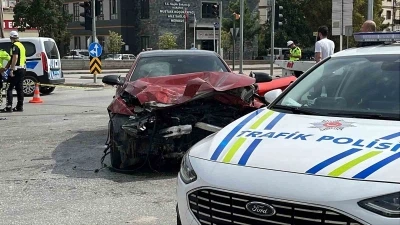 Kazada yaralanan otomobil s&uuml;r&uuml;c&uuml;s&uuml; kurtarılamadı