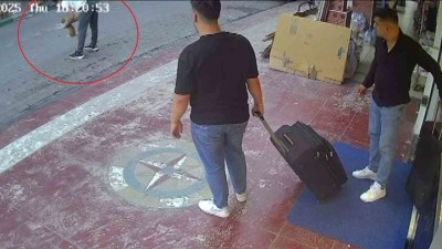 Kediye Heimlich manevrası yaparak hayatını kurtardı... O anlar kamerada