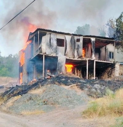 Kemah&rsquo;ta 2 katlı ev yangında kullanılamaz hale geldi
