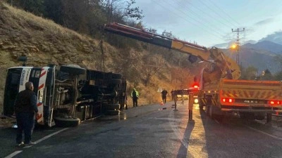 Kemaliye’de canlı hayvan taşıyan çekici devrildi