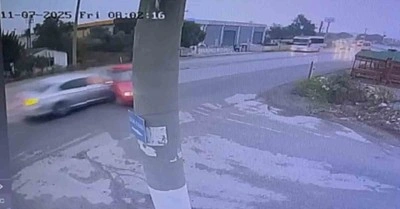 Kemalpaşa&rsquo;da feci trafik kazası kamerada: 2 &ouml;l&uuml;, 4 yaralı