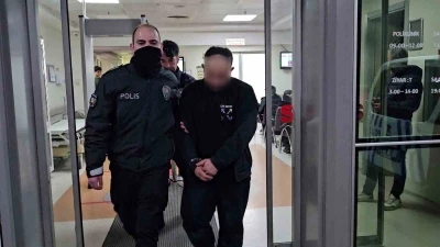 Kendisini yakalayan bek&ccedil;inin parmağını ısırdı