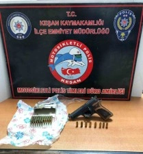 Keşan’da otomobilde yapılan kontrolde ruhsatsız tabanca ele geçirildi