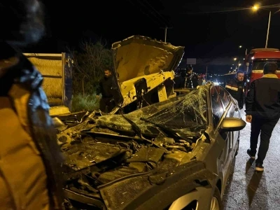 Tıra &ccedil;arpan otomobilde 2 kişi yaralandı
