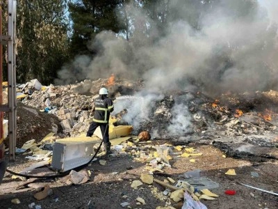 Kırıkhan&rsquo;da hurdalık alanda &ccedil;ıkan yangını itfaiye ekipleri s&ouml;nd&uuml;rd&uuml;