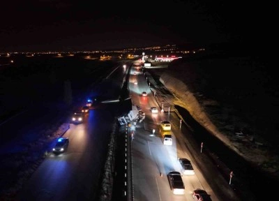 Kontrolden çıkan alkol yüklü tır Kırıkkale'de devrildi