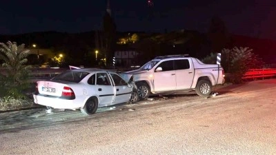 Otomobil ile kamyonet kafa kafaya çarpıştı