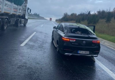 Kırklareli&rsquo;nde şiddetli yağış, otomobil tıra &ccedil;arptı