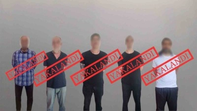 Kırmızı bültenle aranan 5 kişi yakalanarak Türkiye’ye getirildi