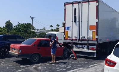 Kırmızı ışıkta duran tıra arkadan &ccedil;arpan Tofaş hurdaya d&ouml;nd&uuml;: 1 yaralı