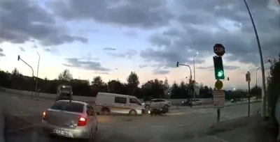 Kırmızı ışık ihlali kaza getirdi