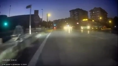 Kırmızı ışıkta ge&ccedil;en otob&uuml;s şof&ouml;r&uuml;: "Ne olacak cezamızı &ccedil;ekeriz"