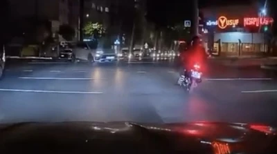 Kırmızı ışıkta ge&ccedil;en otomobil motosiklete &ccedil;arptı