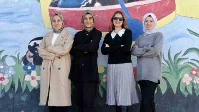 Köy çocuklarının geleceğini omuzlarında taşıyor