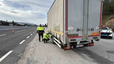 Kış lastiği olmayana Bolu Dağı&rsquo;ndan ge&ccedil;it yok