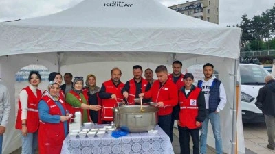 Kızılay aşure dağıttı