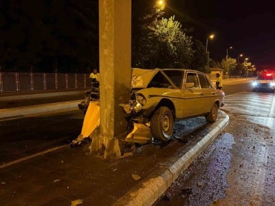 Klasik otomobil direğe ok gibi saplandı: 1 ağır yaralı