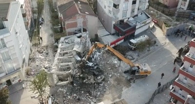 Kocaeli’de 4 kişiye mezar olan binanın enkazı kaldırılıyor