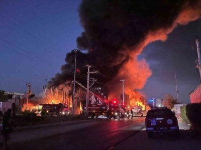 Lojistik deposunda yangın: Alevler geceyi aydınlattı