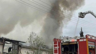 Kocaeli&rsquo;de mutfak tezgahları &uuml;retim tesisinde korkutan yangın
