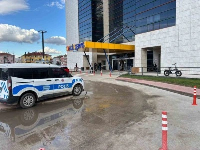 Kocaeli&rsquo;de polise bı&ccedil;akla direnen ş&uuml;pheli silahla vurularak yakalandı